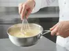 Stalowa patelnia sauté Demeyere Industry 5-Ply, Ø 20 cm, w kuchni.