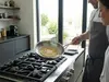 Demeyere ProLine stalowa patelnia 20 cm z naleśnikiem na kuchence w nowoczesnej kuchni.