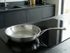 ProLine Demeyere patelnia stalowa 7-warstwowa, Ø 24 cm, na nowoczesnej kuchence indukcyjnej.