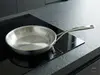 Stalowa patelnia ProLine Demeyere, Ø 24 cm, na nowoczesnej kuchence indukcyjnej.