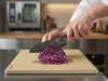 Japoński nóż Santoku Suncraft z serii Senzo Retro krojący czerwoną kapustę