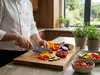 Japoński nóż Santoku Suncraft Senzo Retro kroi warzywa w kuchni