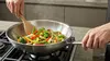Stalowy wok Demeyere z serii Specialities o średnicy 26 cm na kuchence gazowej.