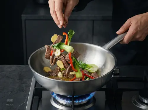 Stalowy wok Demeyere Specialities z warzywami i mięsem na gazie