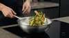 Stalowy wok Demeyere Specialities, 7-warstwowy, Ø 26 cm, z warzywami