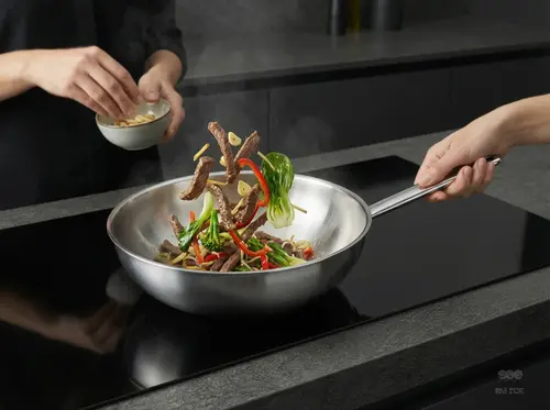 Stalowy wok Demeyere Specialities, 7-warstwowy, Ø 26 cm, w użyciu na kuchence.