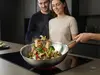 Stalowy wok Demeyere Specialities z warzywami na kuchence