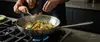 Demeyere Specialities stalowy wok na kuchence gazowej z warzywami