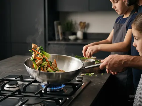 Wok Demeyere Specialities na kuchence gazowej, z warzywami i mięsem w powietrzu.
