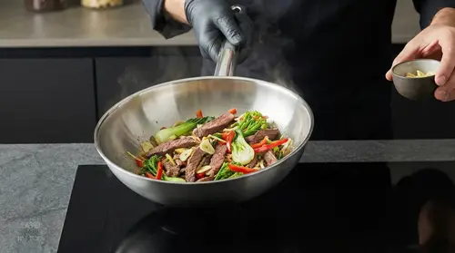 Stalowy wok Demeyere Specialities 30 cm z warzywami i mięsem