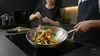 Stalowy wok Demeyere Specialities z warzywami i tofu w kuchni