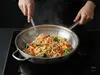 Stalowy wok Demeyere Specialities z potrawą