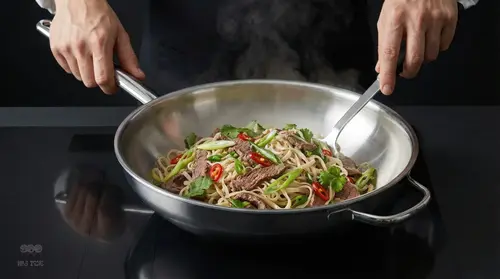 Stalowy wok Demeyere Specialities z potrawą z makaronem i warzywami