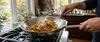 Stalowy wok Demeyere Specialities z uchwytem, Ø 36 cm, na kuchence w nowoczesnej kuchni
