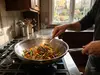 Wok Demeyere Specialities stalowy, 7-warstwowy, z dodatkowym uchwytem, Ø 36 cm, na kuchence.