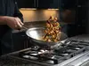 Stalowy wok Demeyere Specialities, 7-warstwowy, Ø 36 cm, na kuchence gazowej.