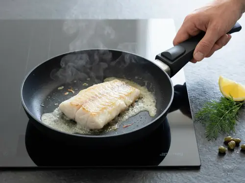 Scanpan Urban tytanowo-ceramiczna patelnia Ø 20 cm z rybą na kuchence