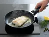 Scanpan Urban tytanowo-ceramiczna patelnia Ø 20 cm z rybą na kuchence
