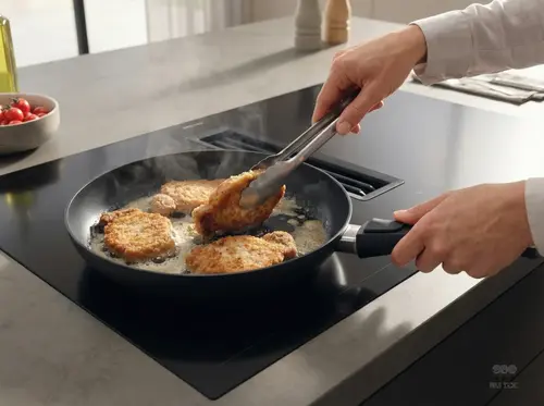 Scanpan Urban tytanowo-ceramiczna patelnia Ø 24 cm z odpinanym uchwytem podczas smażenia