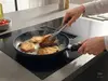 Scanpan Urban tytanowo-ceramiczna patelnia Ø 24 cm z odpinanym uchwytem podczas smażenia