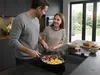 Scanpan Urban patelnia tytanowo-ceramiczna z odpinanym uchwytem na kuchennym blacie.