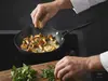 Tytanowo-ceramiczna patelnia Pro SB+ Scanpan z kurkami i ziołami