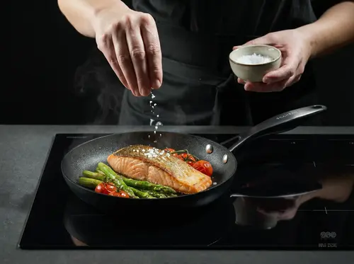 Scanpan Pro SB+ tytanowo-ceramiczna patelnia Ø 20 cm z łososiem i szparagami.