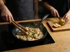 Tytanowo-ceramiczna patelnia Scanpan Pro SB+ z krewetkami na kuchennym blacie