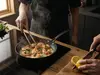 Tytanowo-ceramiczna patelnia Scanpan Pro SB+ z krewetkami w kuchni.