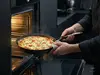 Tytanowo-ceramiczna patelnia Pro SB+ Scanpan w piekarniku, gotowa do wyjęcia.