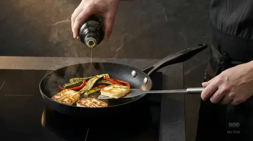 Tytanowo-ceramiczna patelnia Scanpan Pro SB+ z warzywami i serem na kuchence.
