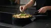 Tytanowo-ceramiczna patelnia Scanpan Pro SB+ z lasagne, dodatek bazylii.