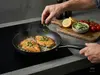 Tytanowo-ceramiczna patelnia Scanpan Pro SB+ z kotletami na kuchence