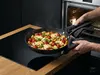 Tytanowo-ceramiczna patelnia Scanpan Pro SB+ z aromatycznym daniem z gnocchi.