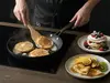 Scanpan Pro SB+ tytanowo-ceramiczna patelnia z naleśnikami na drewnianym stole