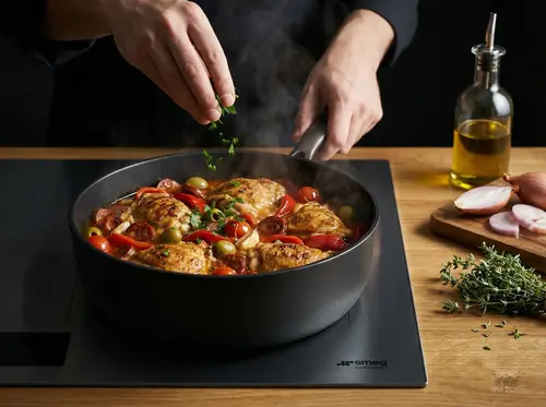 Scanpan Pro SB+ tytanowo-ceramiczna patelnia szefa kuchni z duszonym kurczakiem.