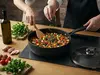 Tytanowo-ceramiczna patelnia Scanpan Pro SB+ z warzywami i ziołami.