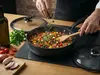 Tytanowo-ceramiczna patelnia Scanpan Pro SB+ z pokrywką w kuchni