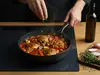 Scanpan Pro SB+ tytanowo-ceramiczna patelnia z potrawą, świeże zioła.