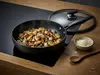 Scanpan Pro SB+ tytanowo-ceramiczna patelnia z pokrywką na kuchence, gotowe danie.