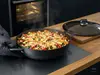 Scanpan Pro SB+ patelnia tytanowo-ceramiczna z pokrywką, czarna, Ø 32 cm, na drewnianym blacie