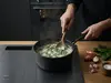 Tytanowo-ceramiczny rondel Scanpan Pro SB+ z daniem na kuchence