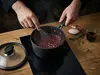 Tytanowo-ceramiczny rondel Pro SB+ Scanpan z pokrywką na drewnianym blacie.