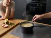 Tytanowo-ceramiczny rondel Scanpan Pro SB+ na płycie indukcyjnej.