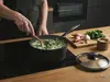 Tytanowo-ceramiczny rondel Scanpan Pro SB+ z potrawą, 1,8 litra
