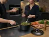 Scanpan Pro SB+ tytanowo-ceramiczny rondel z pokrywką 1,8 l na kuchennym blacie