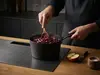 Tytanowo-ceramiczny rondel Scanpan Pro SB+ z kapustą na kuchence.