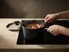 Tytanowo-ceramiczny rondel Scanpan Pro SB+ z gotującym się daniem na kuchence