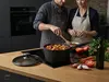 Scanpan Pro SB+ tytanowo-ceramiczny rondel 2,5L na kuchennym blacie z warzywami.