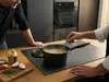 Tytanowo-ceramiczny rondel Scanpan Pro SB+ na kuchence z gotującą się zupą.